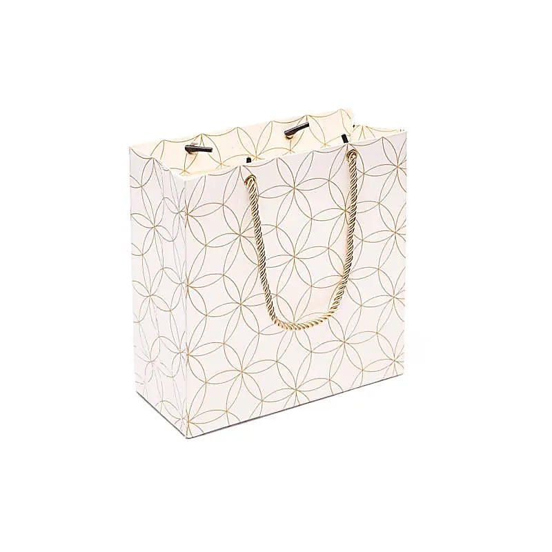 Aranyszínű ÉLET VIRÁGA motívummal díszített törtfehér papír ajándéktáska, aranyszínű sodrott zsinórral.